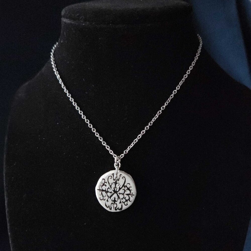 Victorian gothic thorns silver circle pendant necklace - Picture 3 of 13